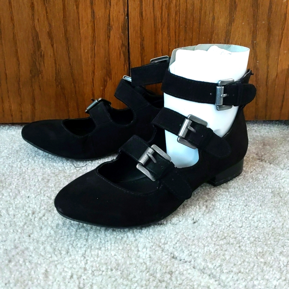 Flat shoes